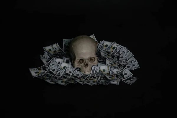 Ένα Ανθρώπινο Κρανίο Βρίσκεται Στο Σκοτάδι Πάνω Στο Χρήμα — Φωτογραφία Αρχείου