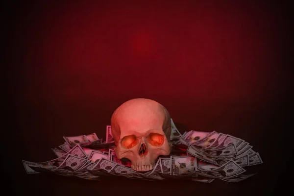 Human Skull Lies Dark Money Beam Red Light — Stock Photo, Image