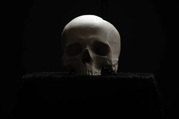 Crâne Couché Sur Autel Dans Obscurité Sur Fond Noir — Photo