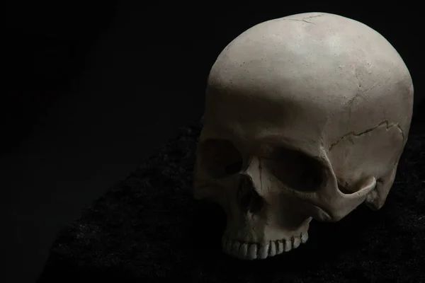 Crânio Deitado Altar Escuro Sobre Fundo Preto — Fotografia de Stock