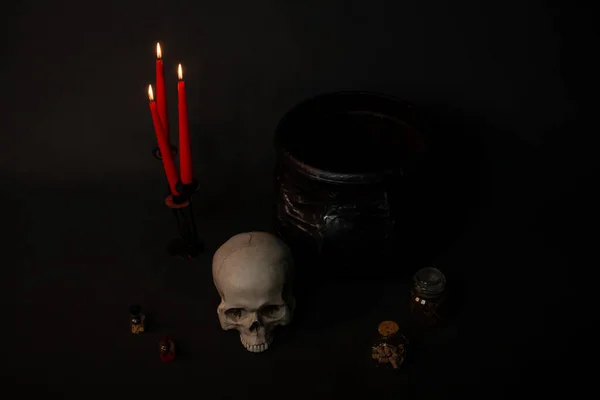 Crânio Caldeirão Velas Garrafas Com Ingredientes Escuro Sobre Fundo Preto — Fotografia de Stock