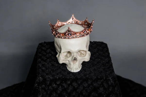 Crânio Humano Com Uma Coroa Jaz Altar — Fotografia de Stock