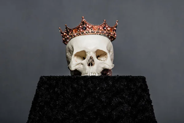 冠を持つ人間の頭蓋骨が祭壇の上に横たわっている — ストック写真