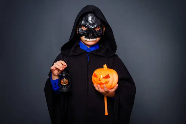 Uma Criança Com Traje Halloween Vestida Com Manto Preto Com — Fotografia de Stock