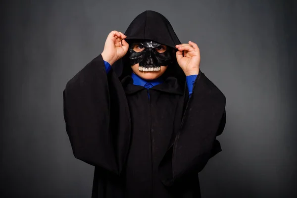 Niño Con Disfraz Halloween Vestido Con Una Capa Negra Con —  Fotos de Stock