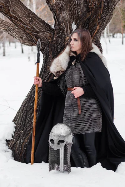 Kadın Ormanda Kışın Ortaçağ Viking Çağı Nın Savaşçısıdır Zincirlenmiş Pelerin — Stok fotoğraf