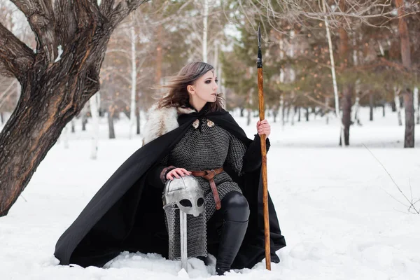 Kız Elinde Mızrakla Paltosu Kürkü Olan Viking Döneminden Bir Savaşçı — Stok fotoğraf