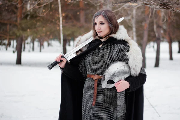 Ritratto Una Ragazza Guerriero Vichingo Con Cappotto Catena Pelliccia Con — Foto Stock