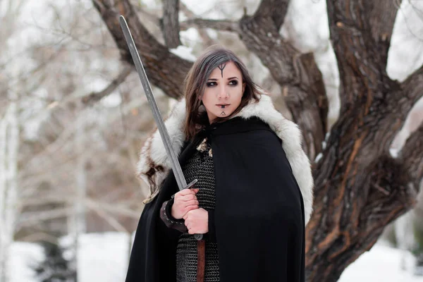 Portrait Une Femme Médiévale Guerrière Âge Viking Dans Forêt Hiver — Photo