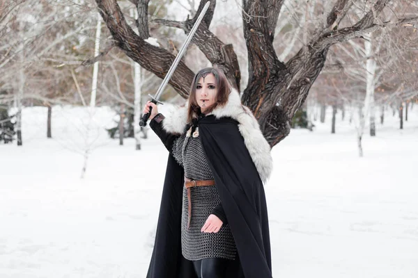 Retrato Uma Mulher Medieval Guerreira Era Viking Floresta Inverno Fundo — Fotografia de Stock