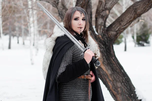 Портрет Середньовічної Жінки Воїн Епохи Вікінгів Зимових Лісах Задньому Плані — стокове фото