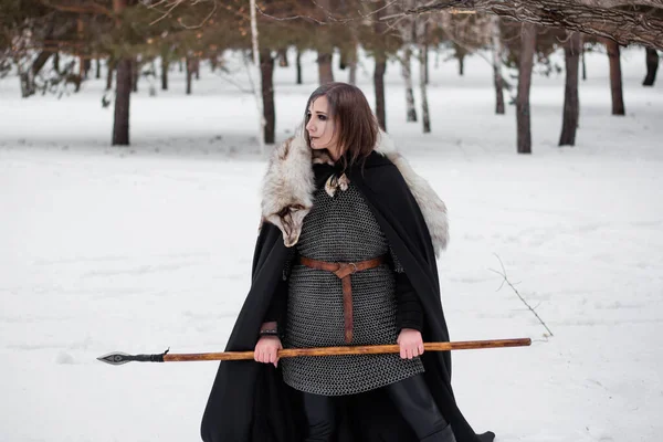 Mujer Una Guerrera Medieval Edad Vikinga Invierno Bosque Vestidos Con —  Fotos de Stock