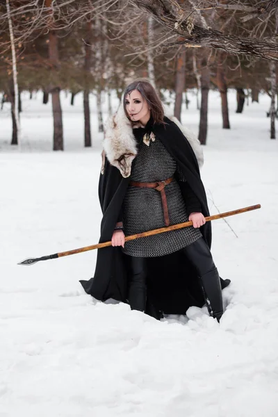 Femme Est Une Guerrière Médiévale Âge Viking Hiver Dans Forêt — Photo