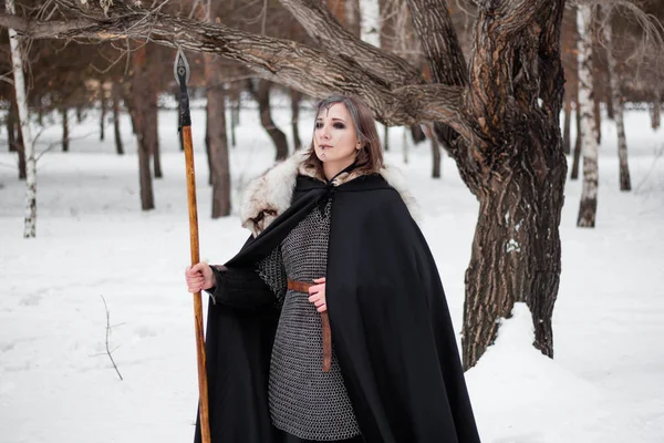 Mujer Una Guerrera Medieval Edad Vikinga Invierno Bosque Vestidos Con —  Fotos de Stock