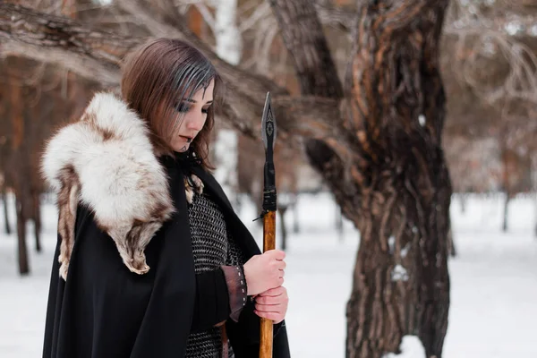 Mujer Una Guerrera Medieval Edad Vikinga Invierno Bosque Vestidos Con —  Fotos de Stock