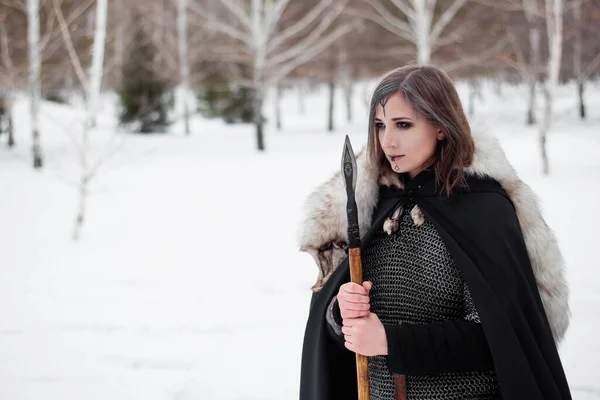 Femme Est Une Guerrière Médiévale Âge Viking Hiver Dans Forêt — Photo