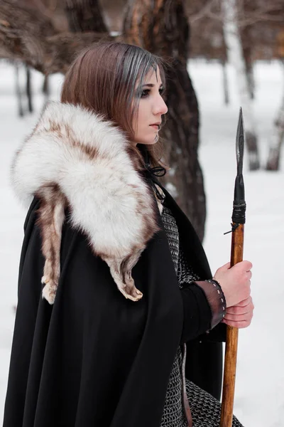 Femme Est Une Guerrière Médiévale Âge Viking Hiver Dans Forêt — Photo