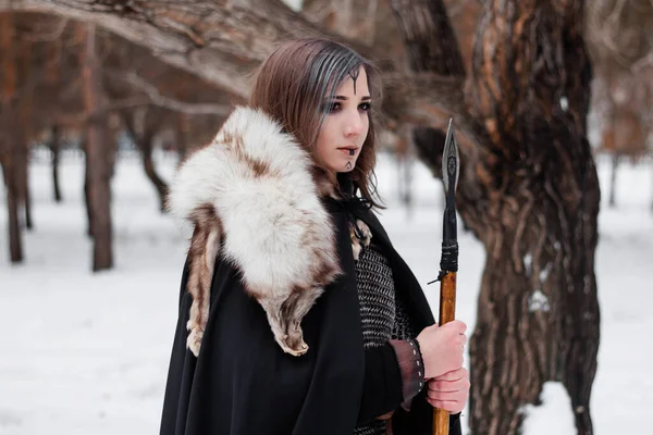 Mujer Una Guerrera Medieval Edad Vikinga Invierno Bosque Vestidos Con —  Fotos de Stock