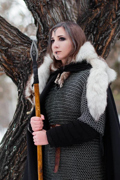 Mulher Uma Guerreira Medieval Era Viking Inverno Floresta Vestidas Com — Fotografia de Stock