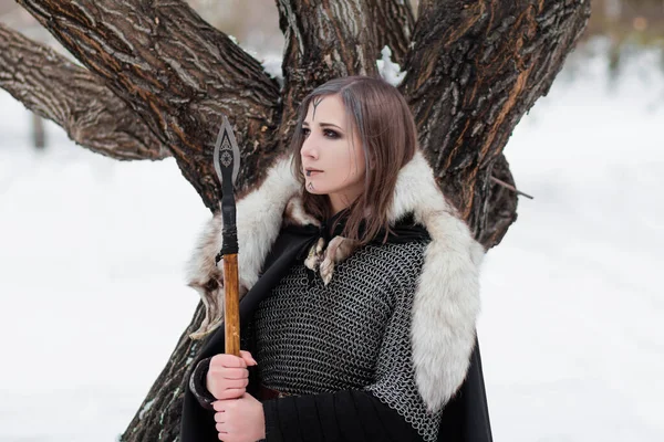 Mujer Una Guerrera Medieval Edad Vikinga Invierno Bosque Vestidos Con —  Fotos de Stock