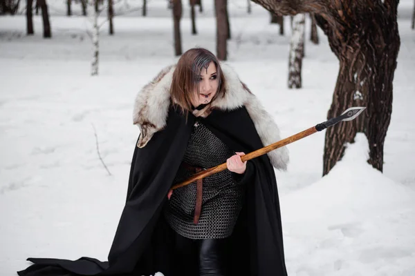 Mulher Uma Guerreira Medieval Era Viking Inverno Floresta Vestidas Com — Fotografia de Stock