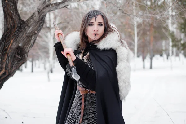 女性は森の中の冬のバイキング時代の中世の戦士です チェーンメール クローク 革のパンツやブーツに身を包んだ彼らの手の槍で 顔のバトルカラー — ストック写真