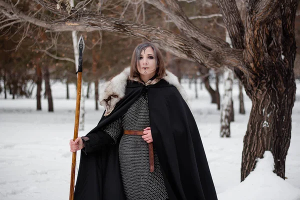 Femme Est Une Guerrière Médiévale Âge Viking Hiver Dans Forêt — Photo