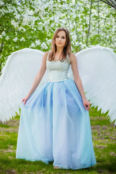 Uma Jovem Bela Mulher Espartilho Branco Vestido Azul Exuberante Com — Fotografia de Stock