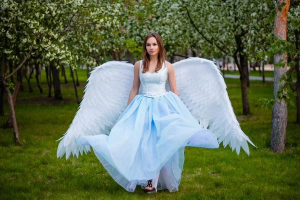 Eine Junge Schöne Frau Weißem Korsett Und Blauem Üppigen Kleid — Stockfoto