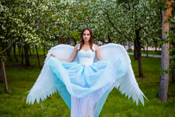 Uma Jovem Bela Mulher Espartilho Branco Vestido Azul Exuberante Com — Fotografia de Stock