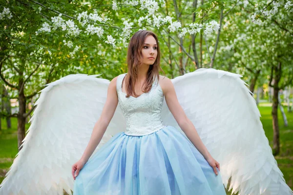 Atractiva Mujer Joven Con Corsé Blanco Vestido Azul Hinchado Con — Foto de Stock