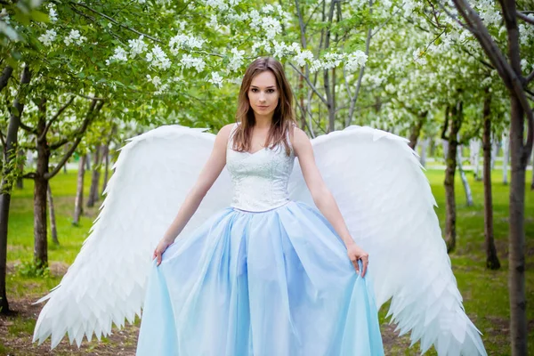 Atractiva Mujer Joven Con Corsé Blanco Vestido Azul Hinchado Con — Foto de Stock