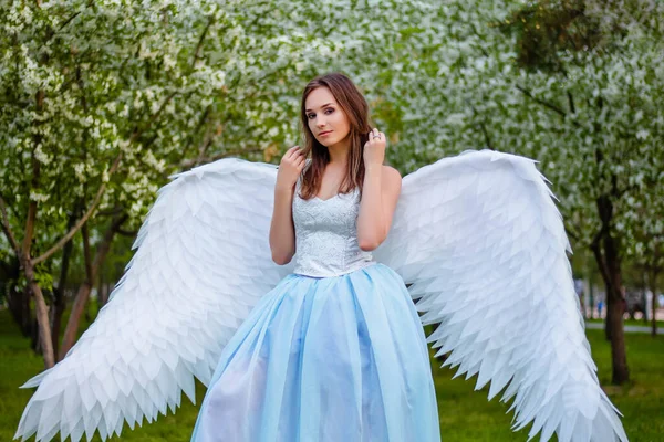 Atraente Jovem Mulher Espartilho Branco Vestido Inchado Azul Com Grandes — Fotografia de Stock