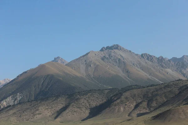 Горы Против Голубого Неба — стоковое фото