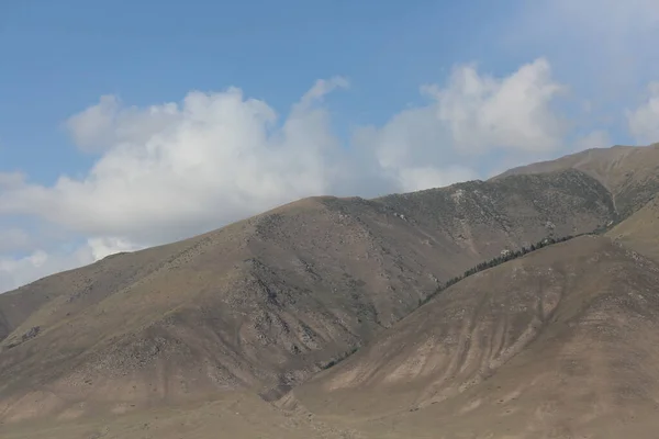 青い空に対する山の斜面 — ストック写真