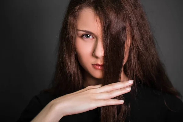 Retrato Una Hermosa Joven Vestida Negro Con Pelo Largo Foto —  Fotos de Stock