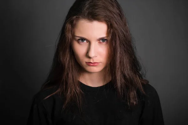 Портрет Красивої Молодої Жінки Чорному Одязі Довгим Волоссям Студійне Фото — стокове фото