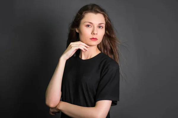 Egy Gyönyörű Fiatal Portréja Fekete Ruhában Hosszú Hajjal Stúdiókép Szürke — Stock Fotó