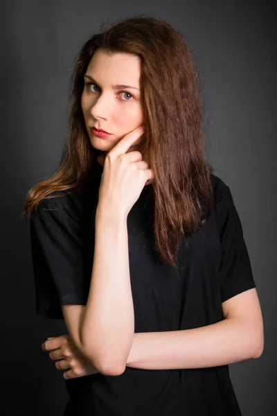 長い髪の黒い服の美しい 若い女性の肖像画 スタジオの写真 灰色の背景に きれいな肌をしたモデル — ストック写真
