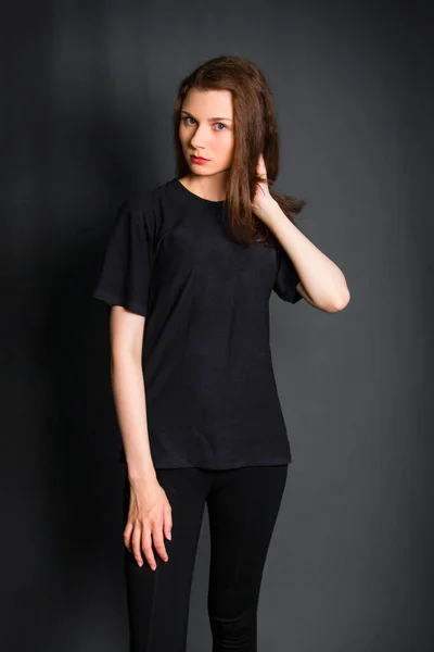 Piękna Młoda Kobieta Długimi Włosami Czarnych Ubraniach Pozująca Studio Szarym — Zdjęcie stockowe