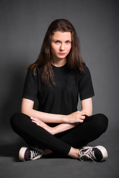 Belle Jeune Femme Aux Cheveux Longs Vêtements Noirs Est Assis — Photo