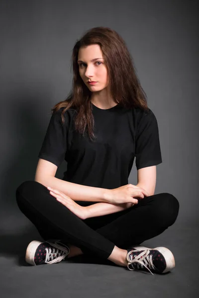 Belle Jeune Femme Aux Cheveux Longs Vêtements Noirs Est Assis — Photo