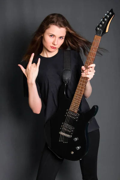 Uma Bela Jovem Mulher Rock Vestida Preto Com Uma Guitarra — Fotografia de Stock