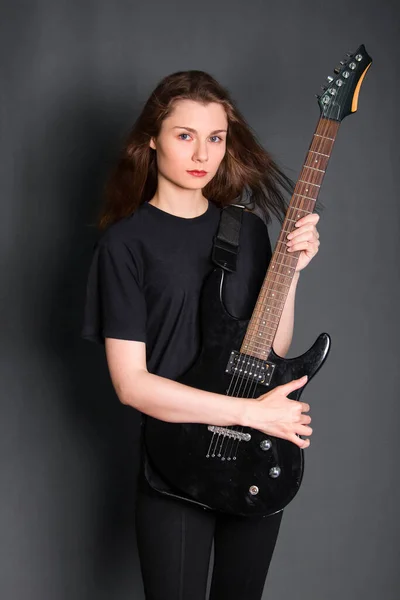 Porträt Einer Schönen Jungen Rockerin Schwarzen Kleidern Mit Einer Gitarre — Stockfoto