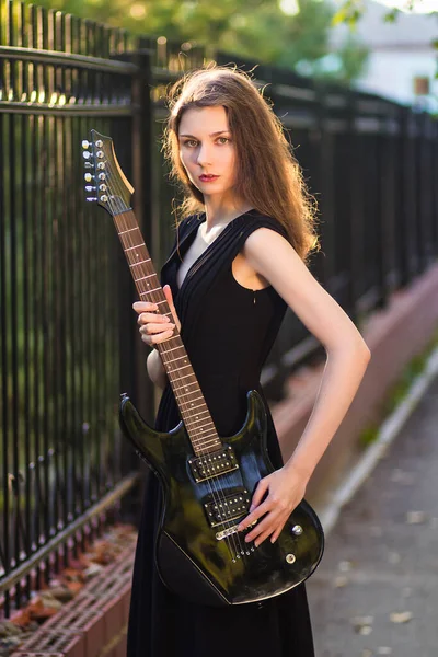 Schöne Junge Frau Schwarzem Kleid Und Mit Einer Gitarre Der — Stockfoto