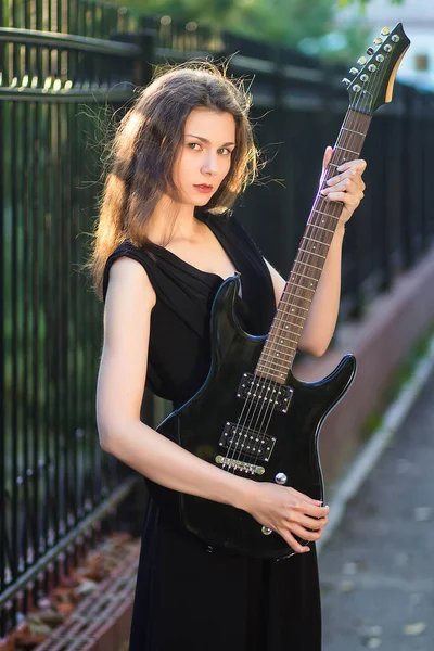 Schöne Junge Frau Schwarzem Kleid Und Mit Einer Gitarre Der — Stockfoto