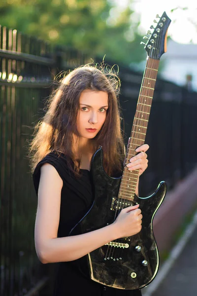 Schöne Junge Frau Schwarzem Kleid Und Mit Einer Gitarre Der — Stockfoto