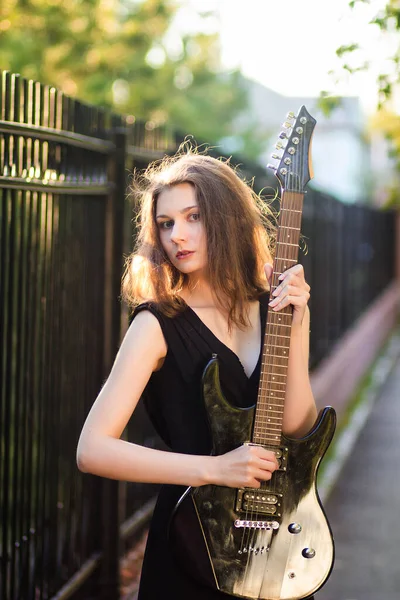 Bella Giovane Donna Abito Nero Con Una Chitarra Tra Mani — Foto Stock