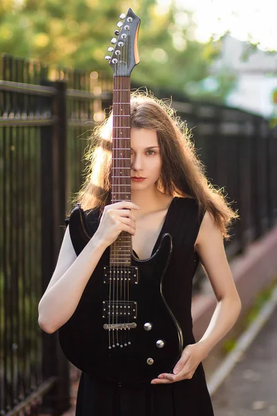 Schöne Junge Frau Schwarzem Kleid Und Mit Einer Gitarre Der — Stockfoto