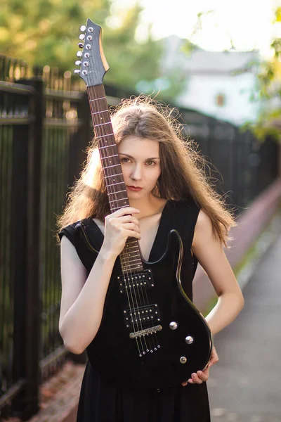 Schöne Junge Frau Schwarzem Kleid Und Mit Einer Gitarre Der — Stockfoto